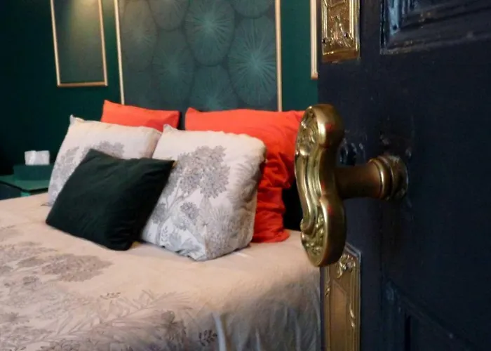 D'hotes Cote Halles Bed & Breakfast 3*